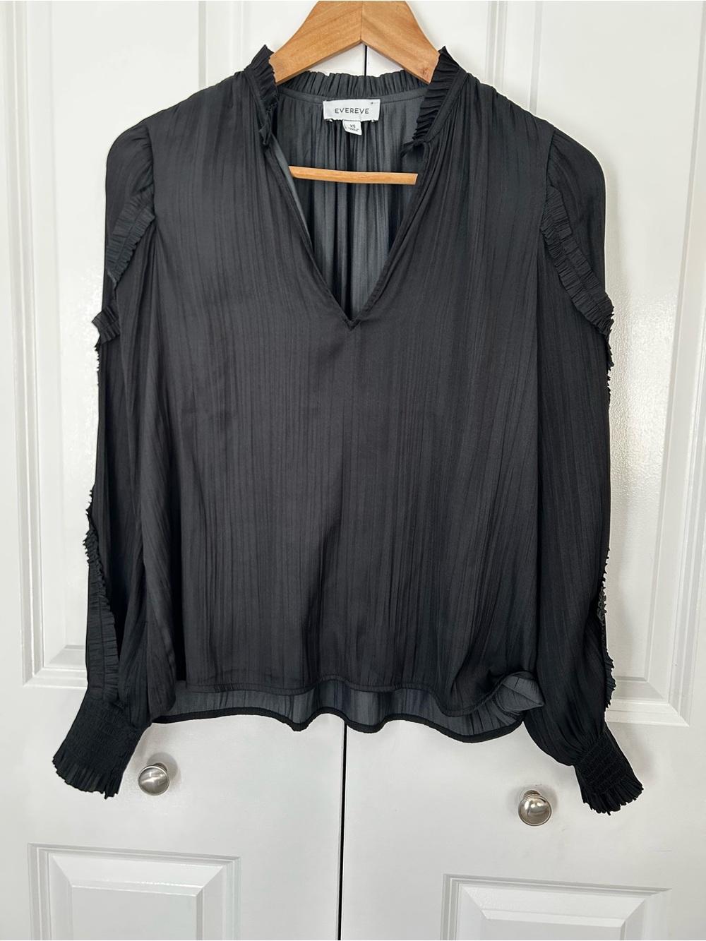 Evereve V-neck black long sleeve blouse with ruffle details size XS